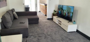 Green Haven Villa - 4BR Spacious House with Hot tub, Ample Parking, Air Condition, WIFI, Netflix, Patio & Garden